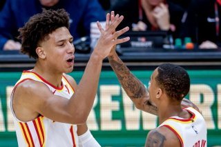 Jalen Johnson (à gauche), le match winner pour les Hawks félicités par Dejounte Murray. KEYSTONE/EPA/ERIK S. LESSER